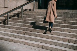 Read more about the article Naik Turun Tangga Berikan Manfaat Positif Bagi Otot Kaki